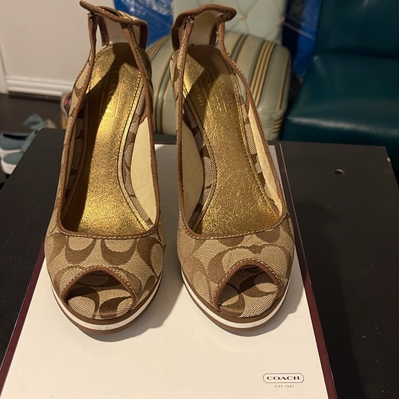 Coach Signature Khaki Wedges Size 7. - Picture 2 of 6